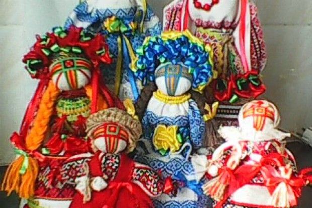 Волинянка виготовляє унікальні ляльки-мотанки, пише вірші для дітей і займається волонтерством