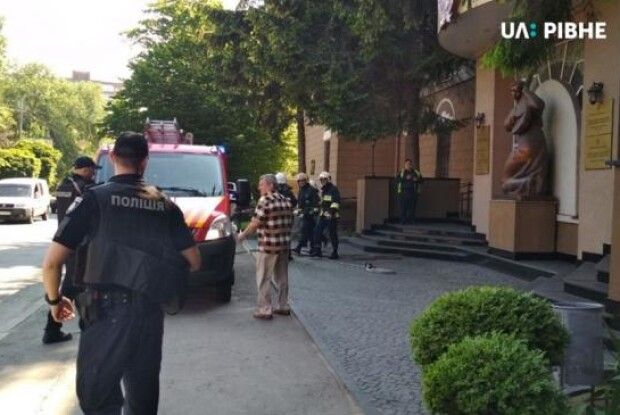 У рівненському виші шукають «бомбу» 