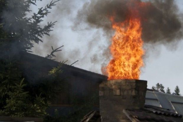 На Різдво рятувальники винесли немічну пенсіонерку із палаючого будинку