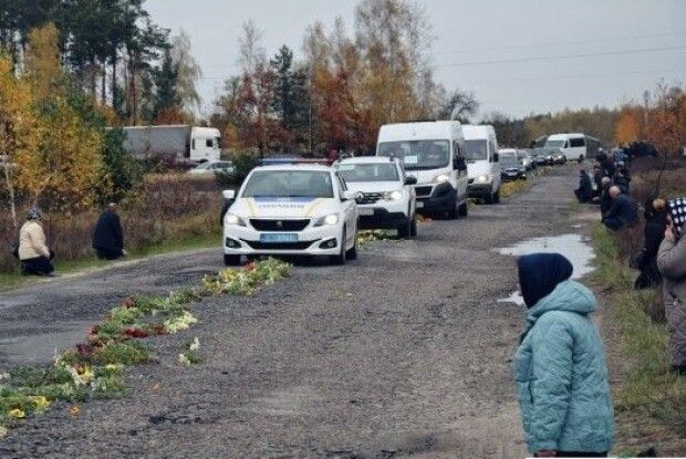 Нещодавно одружився: на Волині навколішки прощалися із молодим воїном (Фото, відео)