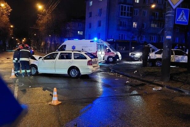 У Рівному пізно ввечері не роз’їхалися дві автівки