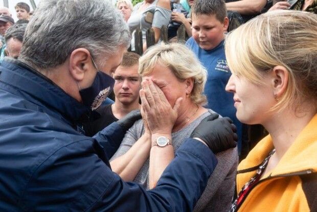 Петро Порошенко привіз на Прикарпаття допомогу постраждалим від повені