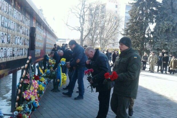 На Театральному майдані Луцька мовчазно вшанували Небесну сотню