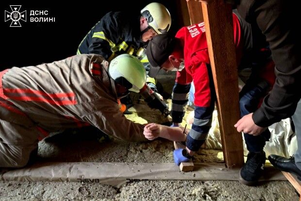 На Волині рятувальники спасли чоловіка, який простромив руку на металевий штир 