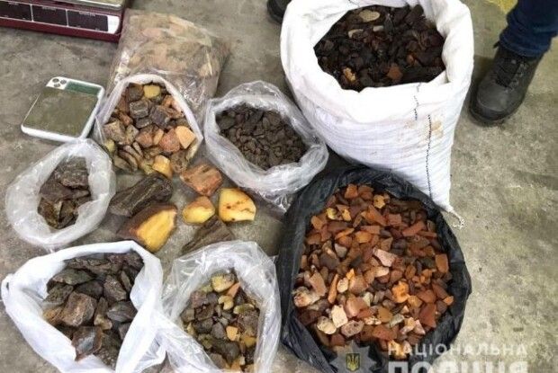 Перевіз 100 кілограмів каміння: на Рівненщині покарають чоловіка за бурштинові оборудки