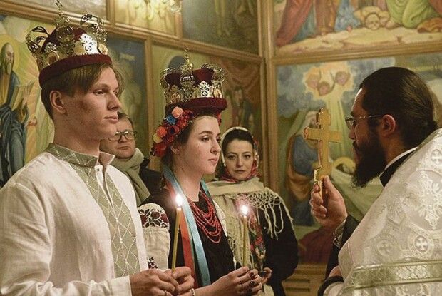 Донька і зять відомого політика наступного дня після вінчання взяли в руки автомати