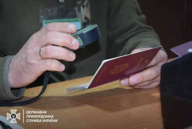 Українець «купив» трьох дітей, щоб виїхати за кордон