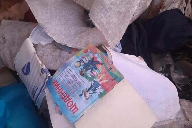 «Видали» учнівські зошити: ковельські активісти «вирахували» зловмисника, який викинув мішок сміття на узбіччі (Фото)