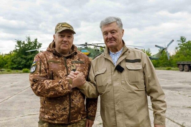 Порошенко привіз техніку у бригади армійської авіації