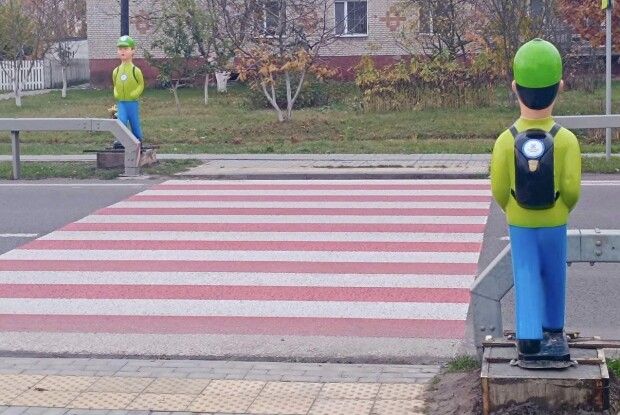 Школярі, які світяться: на волинських дорогах встановили муляжі