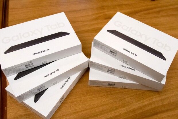 Вихованці спецшколи на Волині отримала планшети