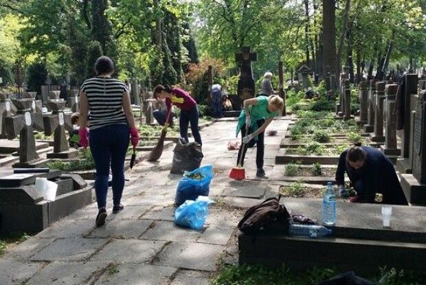 У Варшаві під музику бандури впорядкували могили воїнів УНР 