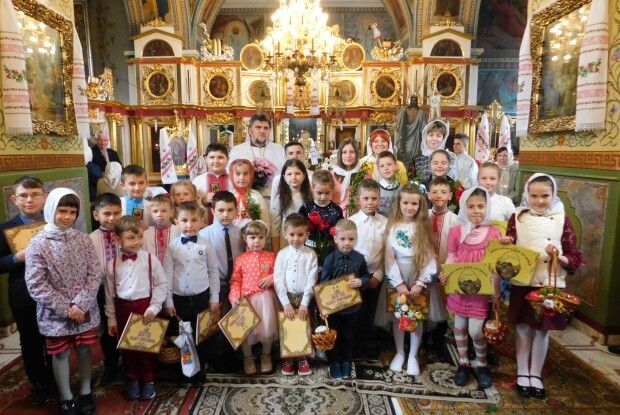Горохівчанка Євгенія Павлович подарувала для місцевого храму море квітів