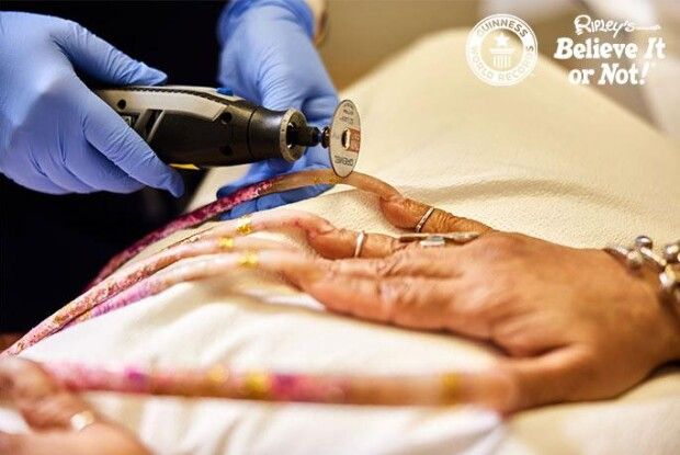 Жінка з найдовшими нігтями в світі обрізала їх вперше за 30 років (Фото, відео)