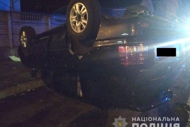У Рівному через 19-річного водія позашляховик перевернувся на дах