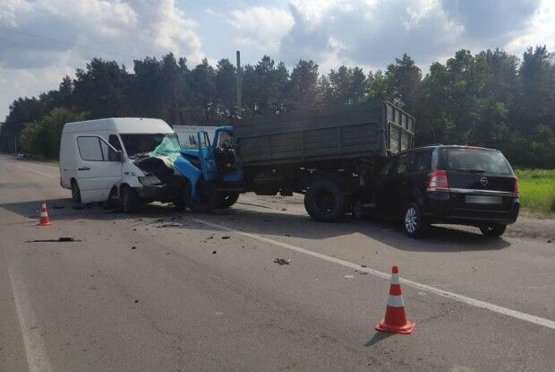 Як на Рівненщині рятували водія після жахливої дтп, в якій зіткнулися три автомобілі (Фото, відео)