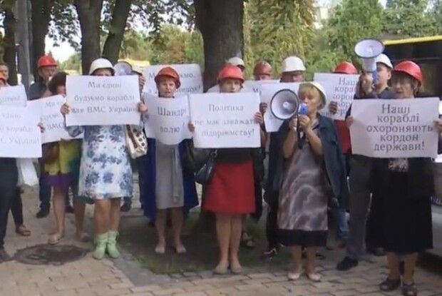 Катери на параді, а керівник підприємства у СІЗО: під Печерським судом працівники заводу «Кузня на Рибальському» зібралися на мітинг (Фото)