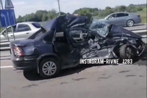 На трасі біля Рівного від удару вантажівки легковик зім'яло вщент (Відео)