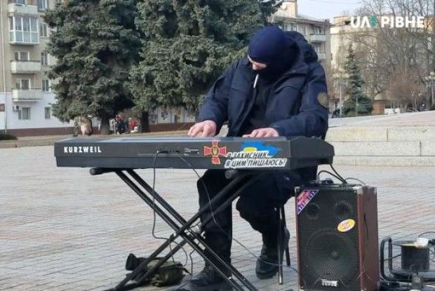 У Рівному на майдані виступив піаніст-екстреміст (ВІДЕО)