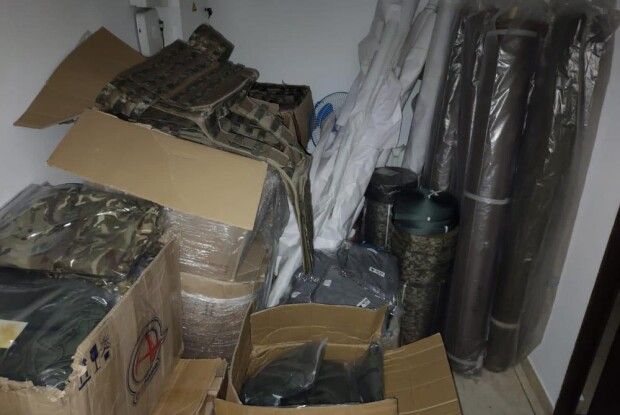 Продавали шоломи... для воїнів