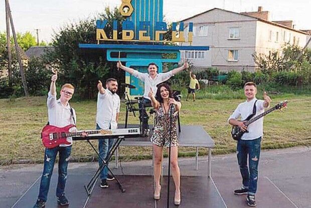 Завдяки Юлії Собуцькій і Ко   до Ківерців прибув поїзд… із Сімферополя! (Відео)