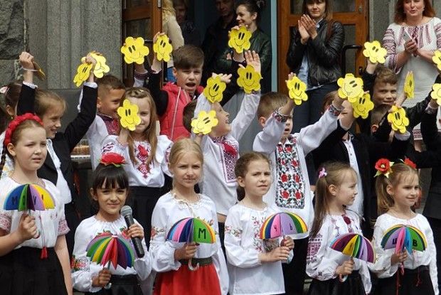 Перед головним корпусом СНУ імені Лесі Українки «ярмаркують» студенти (Фото, відео)