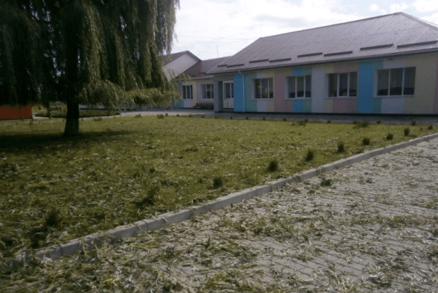 Стіни і дах, наче решето: у селах Волині ліквідовують наслідки стихії (Фото)