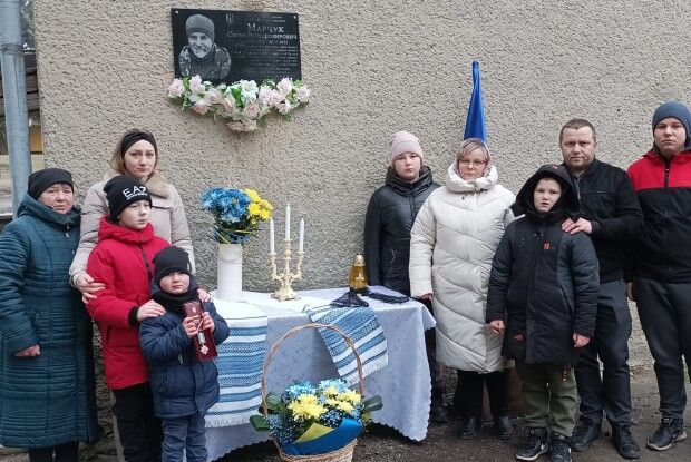 Меморіальна дошка та орден: у селі на Волині віддали шану полеглому Герою