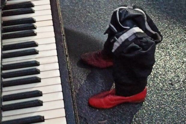 Зеленському на день народження принесли під ОП рояль: «Займайтеся тим, що у вас виходить» (Фото) 