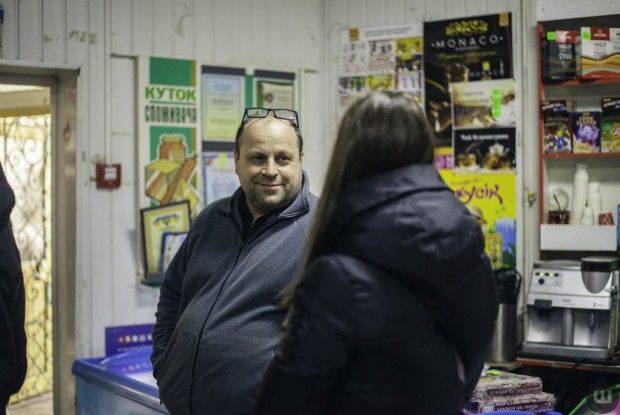 Підприємець роздає школярам солодощі за 12 балів із рідної мови в щоденнику