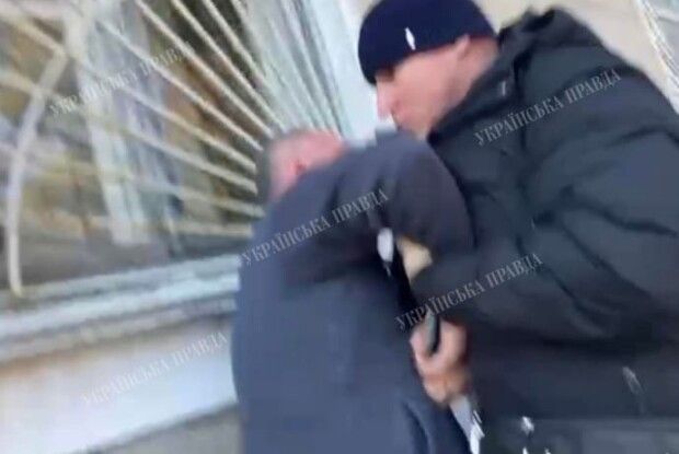На день народження Коломойського у Дніпрі напали на журналістів - поліція розводила руками