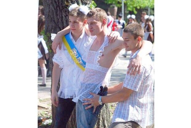 Підпишіть фото – отримайте гроші: «Якби в наш час на випускнім батьки побачили сина в «прикиді» такім…»