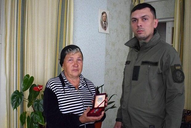 «Він гордився службою»: на Волині нацгвардійці вручили нагороду полеглого побратима його бабусі (Фото)