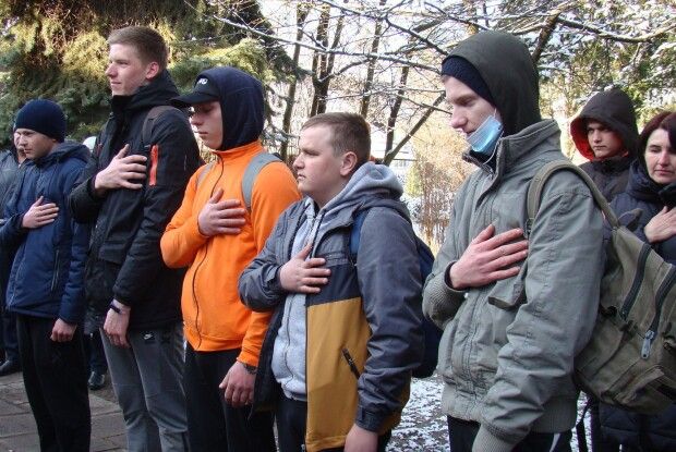 В Шацьку юнаків урочисто провели на строкову військову службу (Фото)