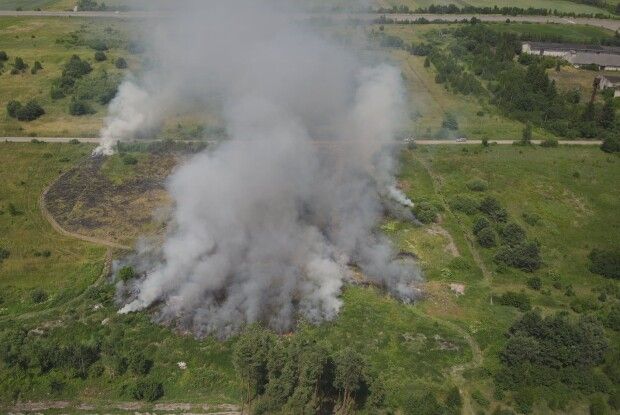 На Волині загорілося сміттєзвалище, яке мало бути ліквідоване кілька років тому (Фото)