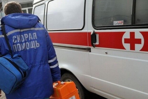 Через сніг фельдшер 2 кілометри ніс пацієнта на спині (Фото)