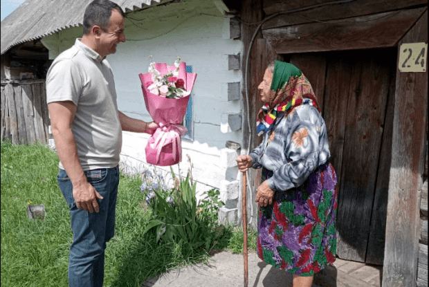 У громаді на Волині привітали довгожительку з 93-річчям