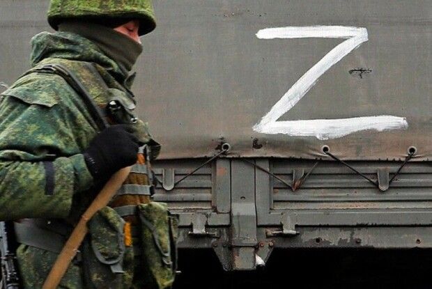 Окупанти у Маріуполі привезли дітям цукерки після того, як обстріляли їх (Відео)
