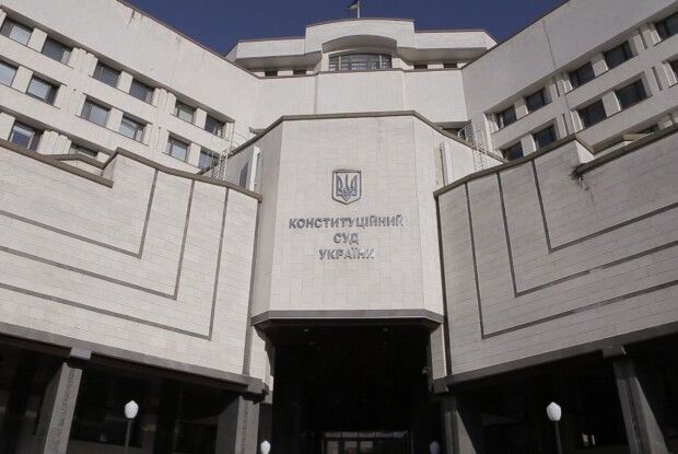 Відомий український журналіст принагідно згадав, як 17 років тому пожбурив цеглину у вікно Конституційного суду