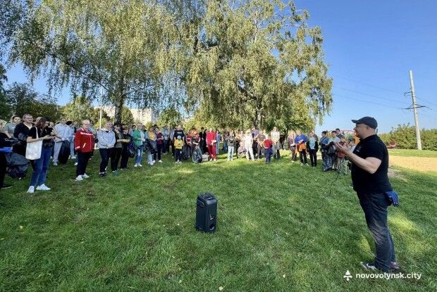 У місті на Волині сам мер вийшов на прибирання разом із жителями