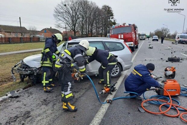 Після смертельної аварії на Волині рятувальники вирізали тіло водія (Фото)