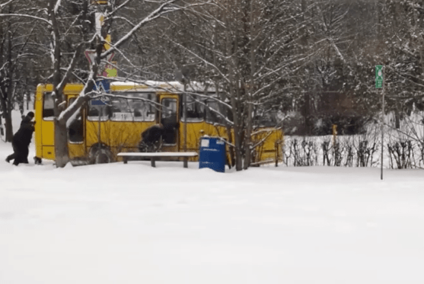 У Луцьку в снігові застрягла маршрутка: викопували 40 хвилин (Відео)