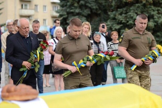 Рівне у жалобі: в останню дорогу провели сапера, батька двох дітей (Фото)