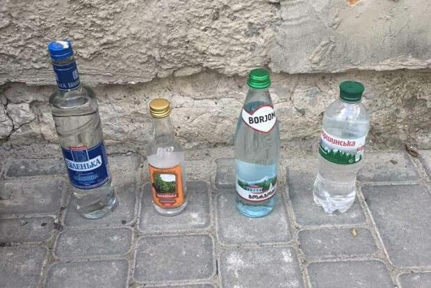 У Луцьку в районі Балки злапали двох жінок, які торгували оковитою сумнівного походження 