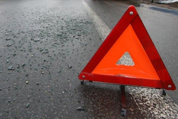 Від удару вантажівка злетіла в кювет