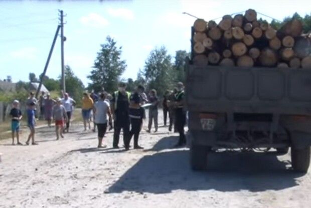 Жителі волинського села перекрили дорогу і не дають вивозити ліс