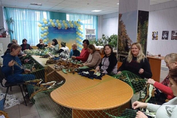 У навчальному закладі на Волині під час канікул  плетуть маскувальні сітки 
