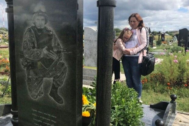 «Знає тата лише з фотографій»: коли він загинув під Іловайськом, Ані було 9 місяців 