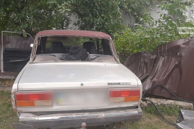 На Рівненщині п'яний 23-річний водій розтрощив огорожу