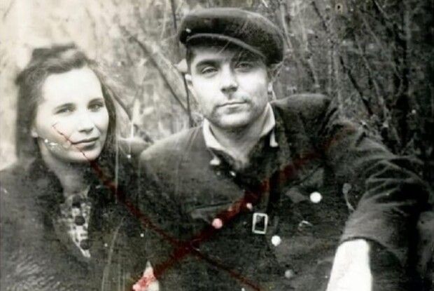 Христя згорить, відстрілючись, а Ярий пустить собі кулю  в скроню... 